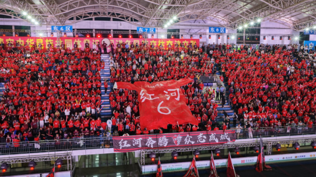 完美体育体育体育从滇超赛场到女足绿茵红河足球人的十年“不倒”(图1)